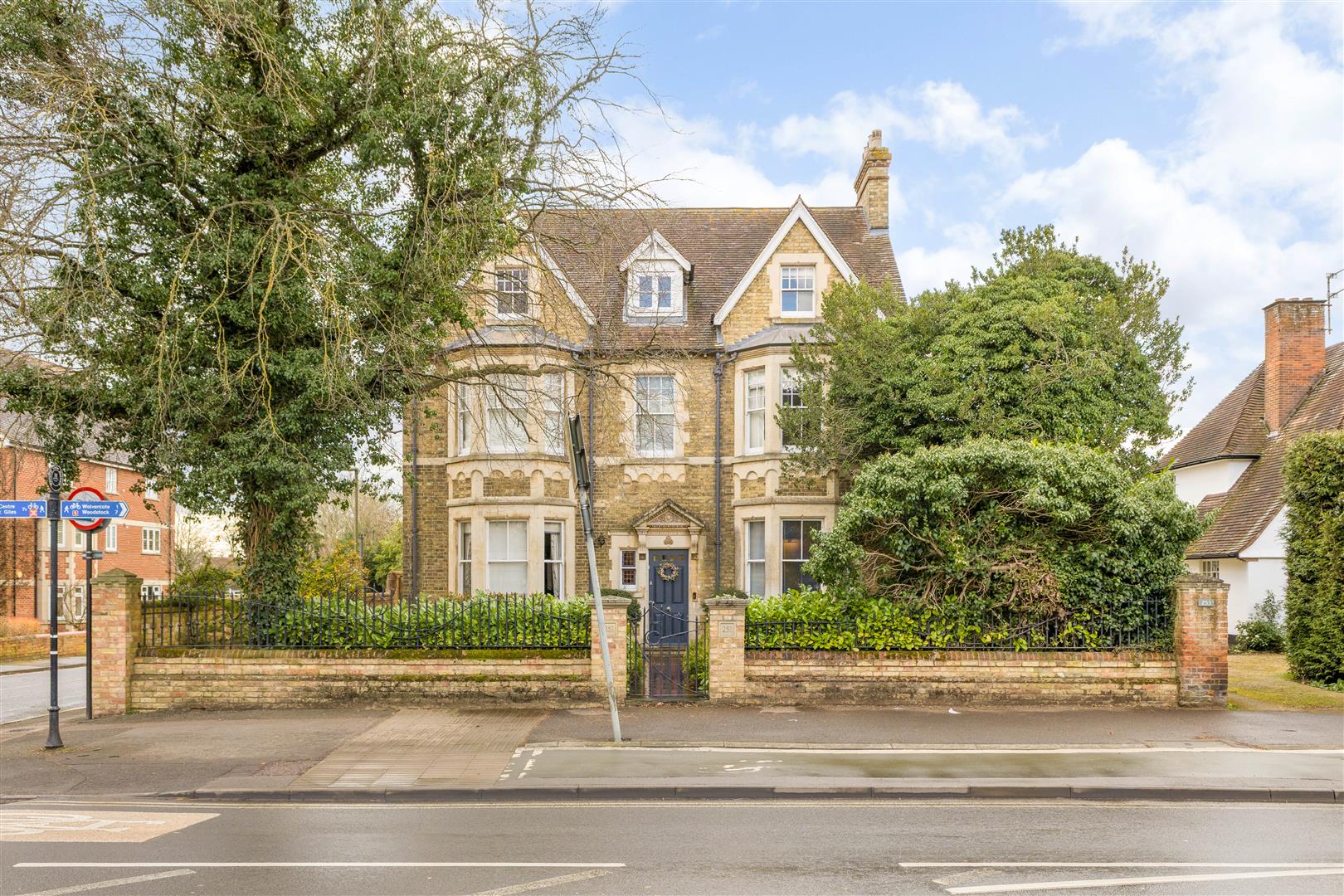 6 bedroom detached house for sale 0