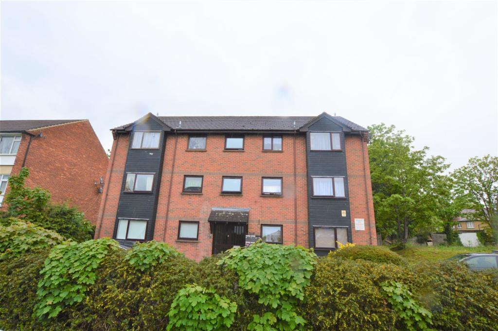 3 Tintagel House , Thirkleby Close, Slough photo 2