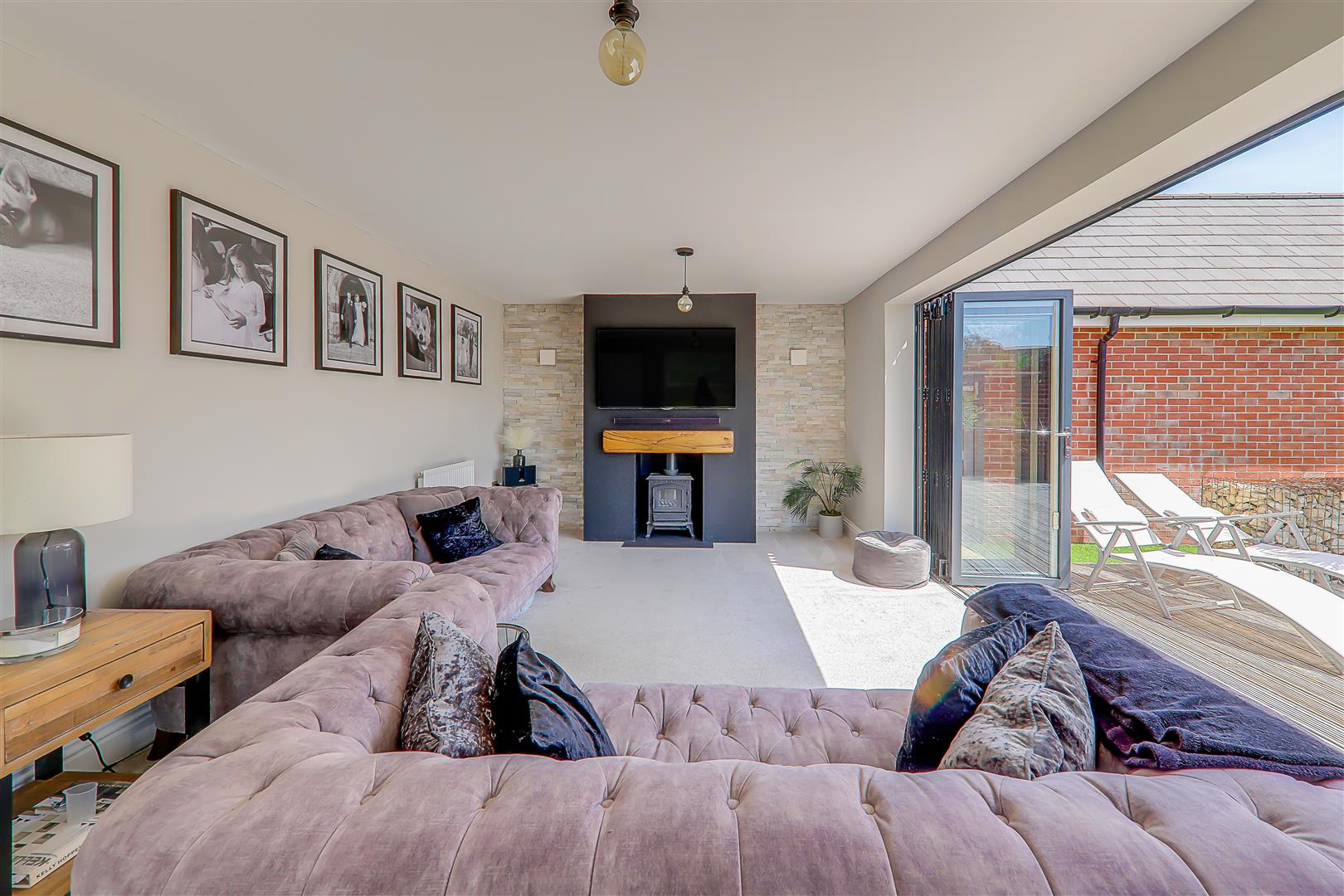 5, Gladiolus Grove, Worthing photo 3