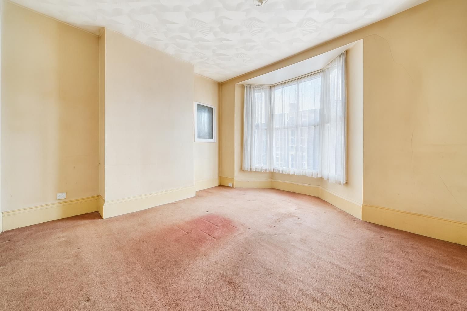 2-bed flat on 33a, Lawrence Road, Southsea, £157,500