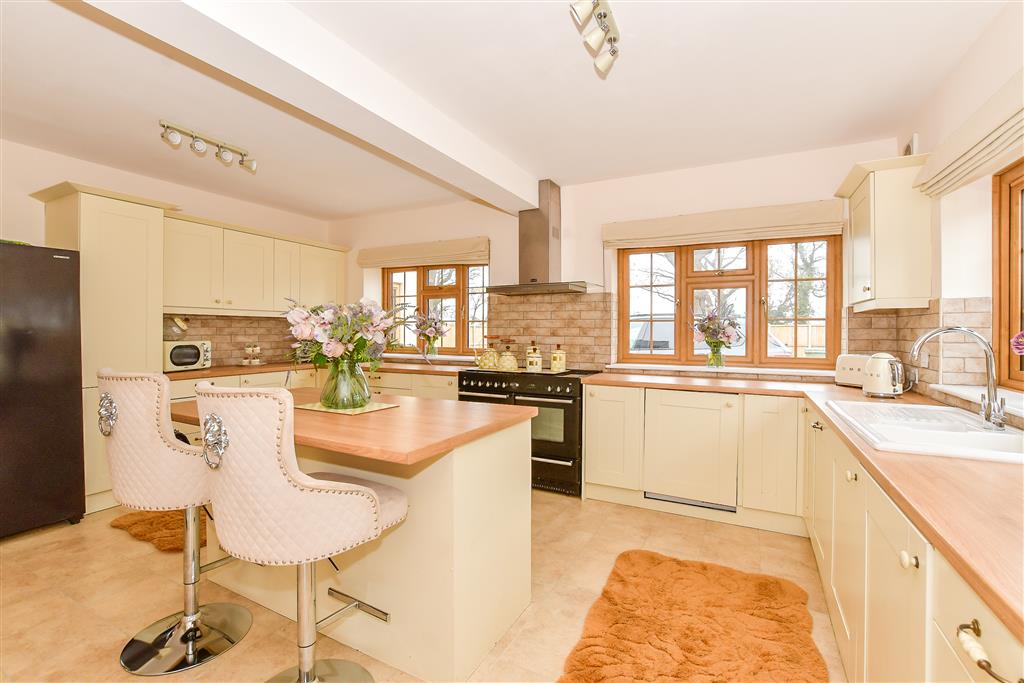 5 bedroom detached house for sale 0