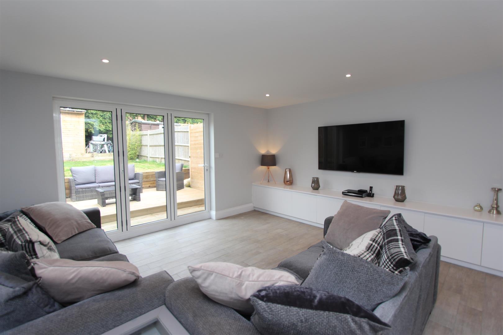 Free property report 112 Hatch Gardens, Tadworth, KT20 5JT Chimnie