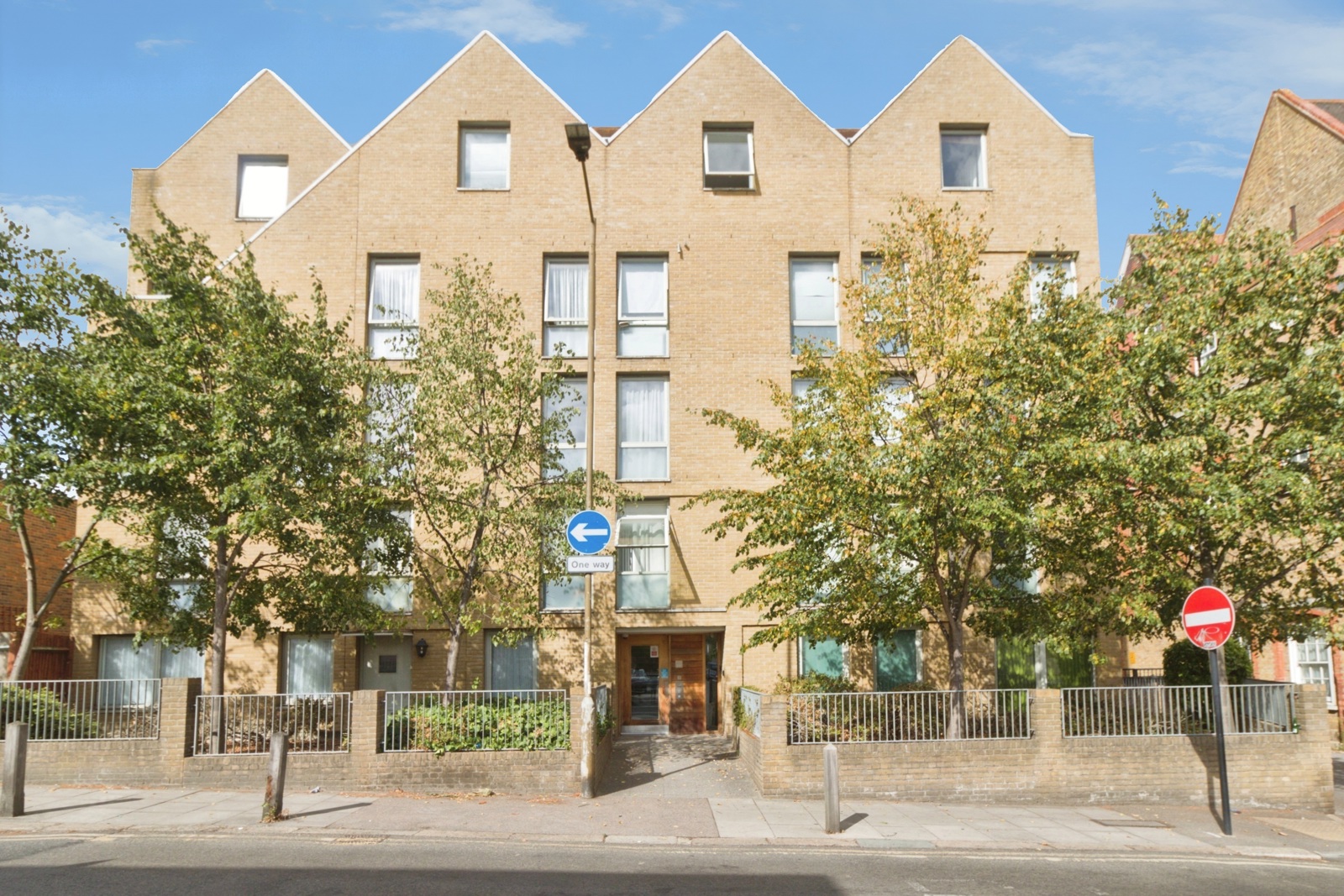 Flat 83, Schoolhouse Yard, Bloomfield Road, London, SE18 7JD - listing photo