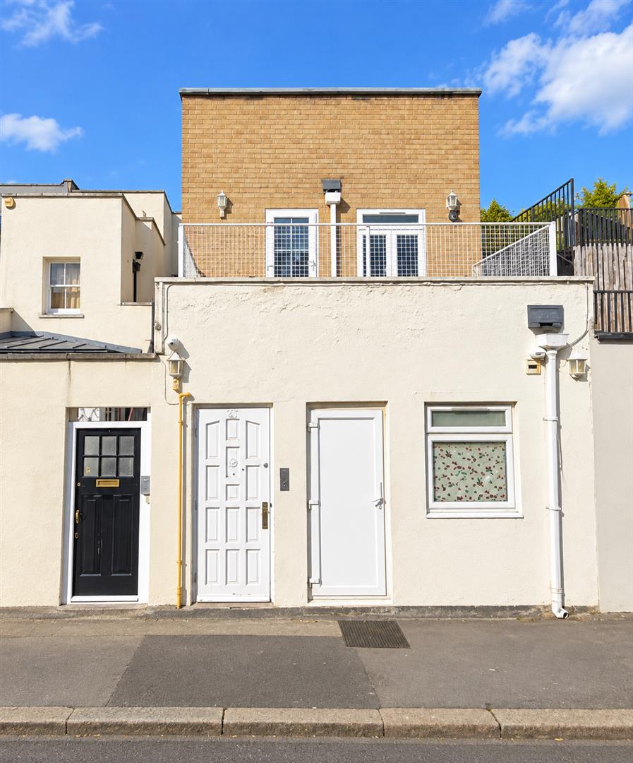 27, Clarence Mews, London photo 2