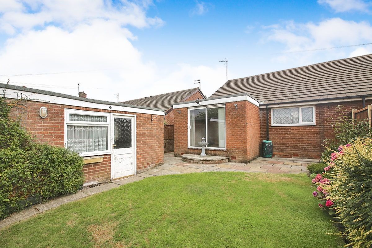 2 Bedrooms Bungalow for sale in Sheffield Road, Hyde SK14