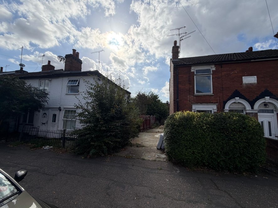 4 bed semi-detached house for sale