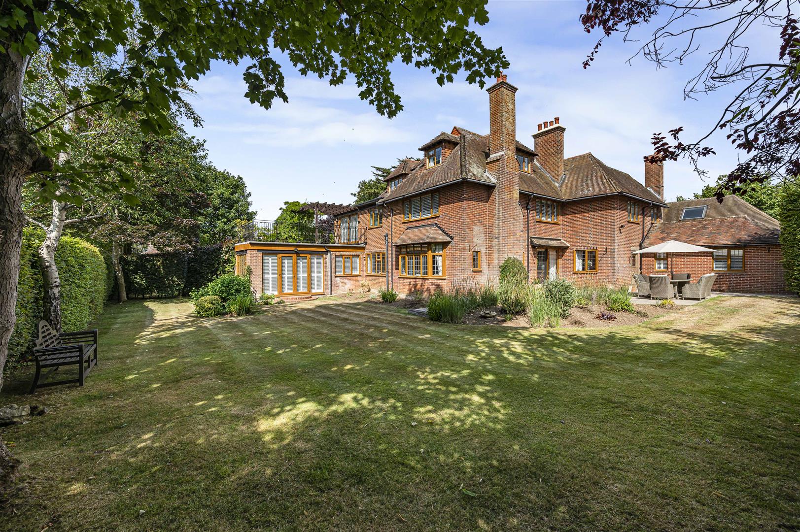 6 bedroom detached house for sale 0