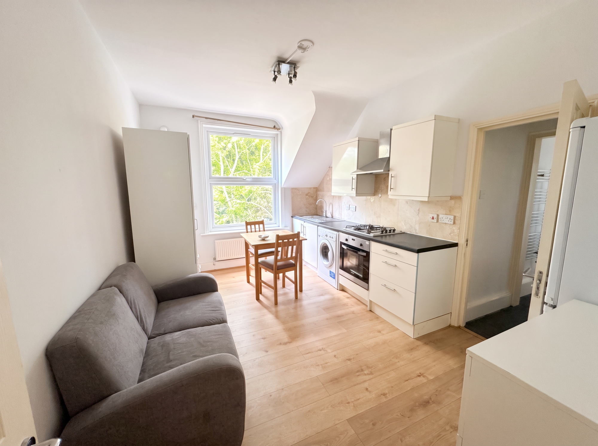 Flat 4 10,, Aldrington Road, London photo 5