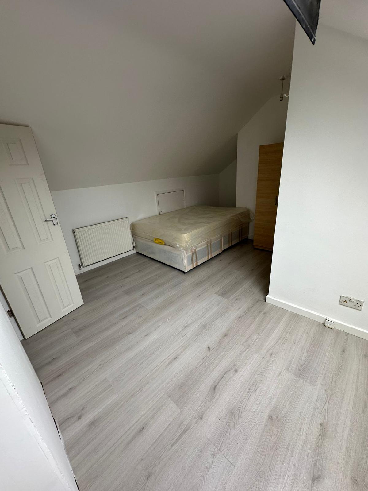 Jesmond Avenue, Wembley photo 4