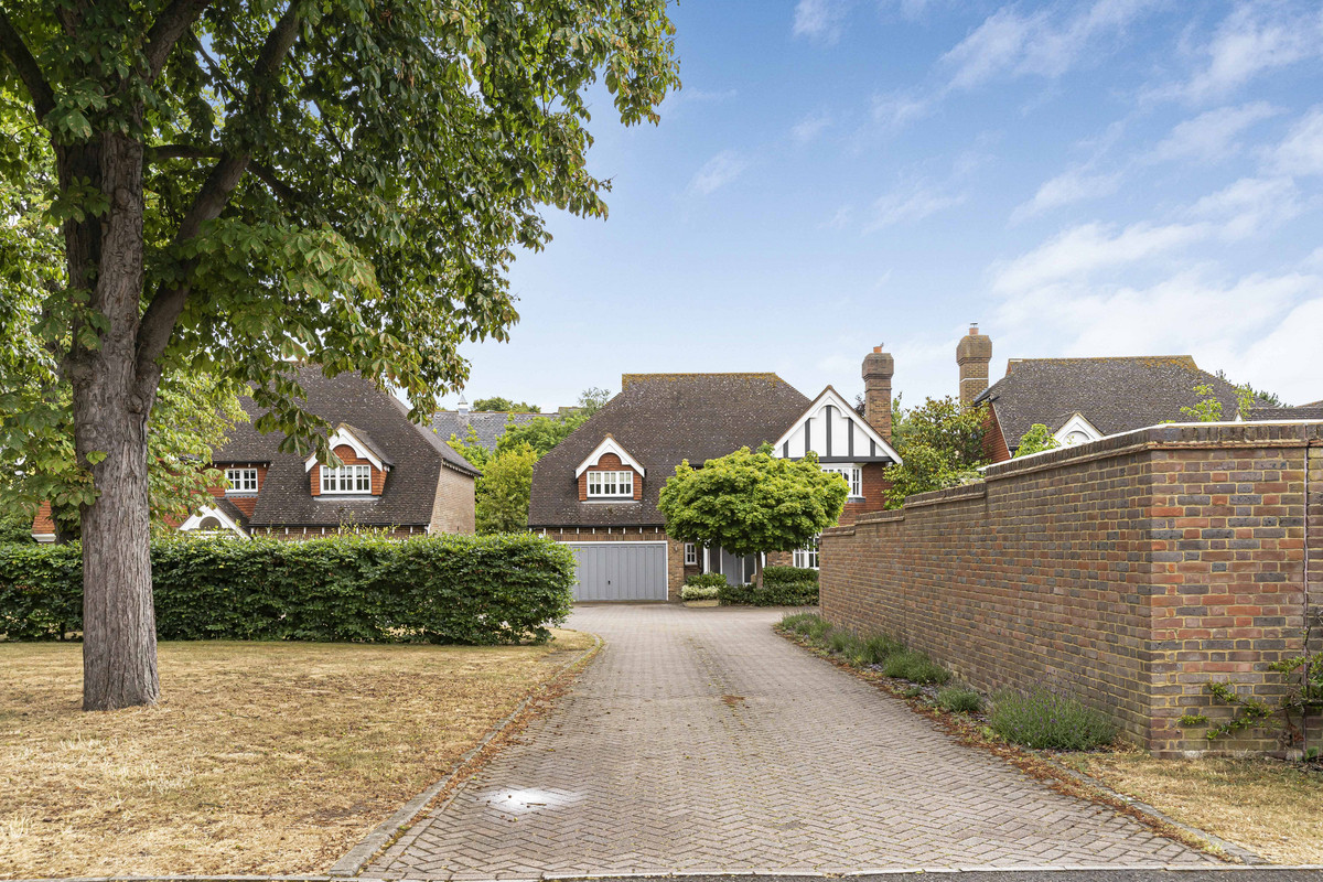 5 bedroom detached house for sale 0