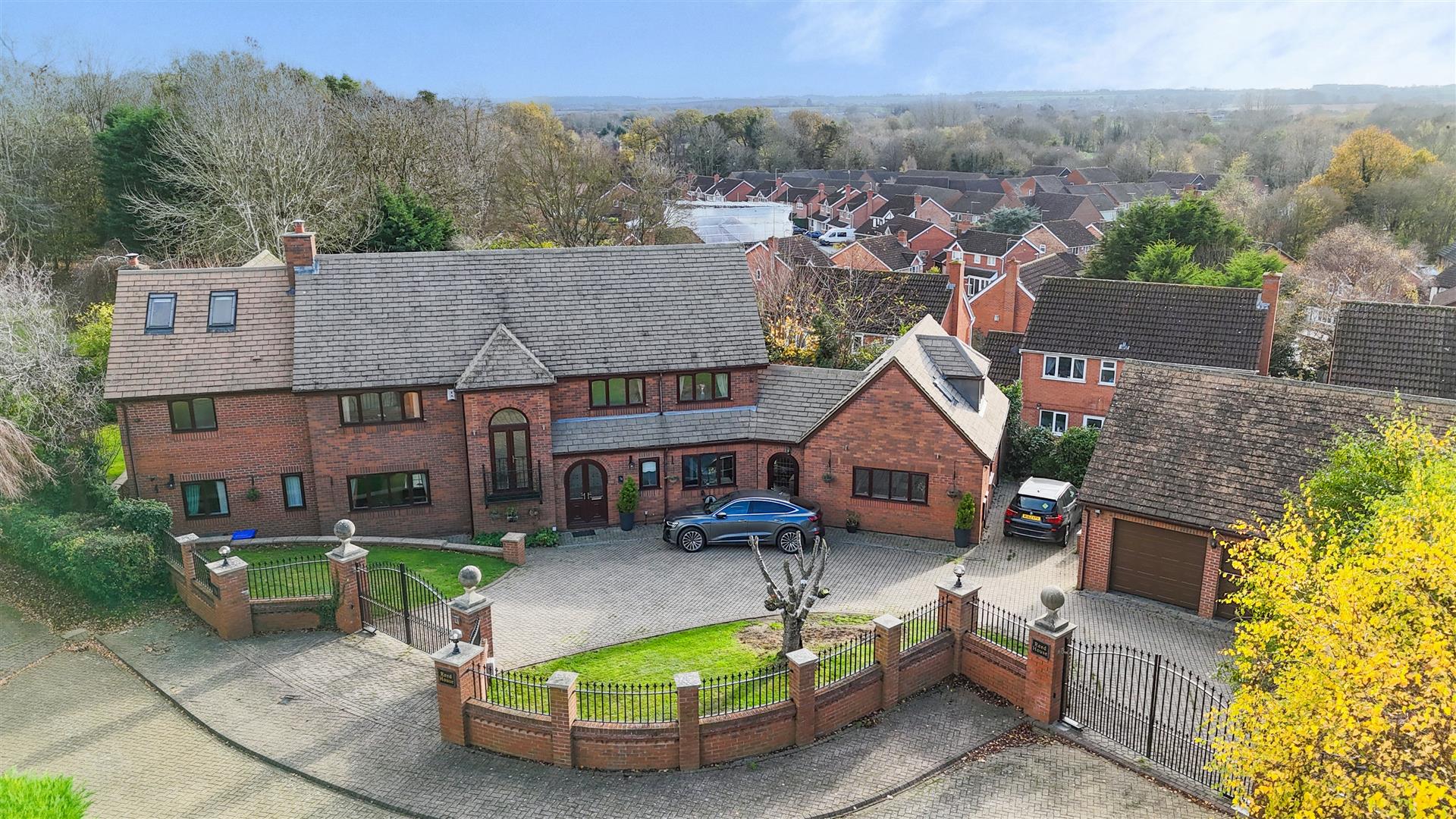 6 bedroom detached house for sale 0