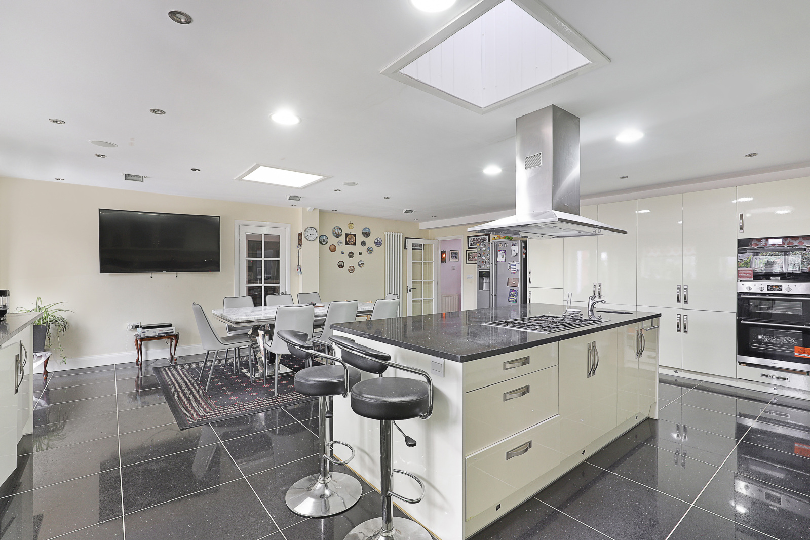 6 bedroom detached house for sale 0