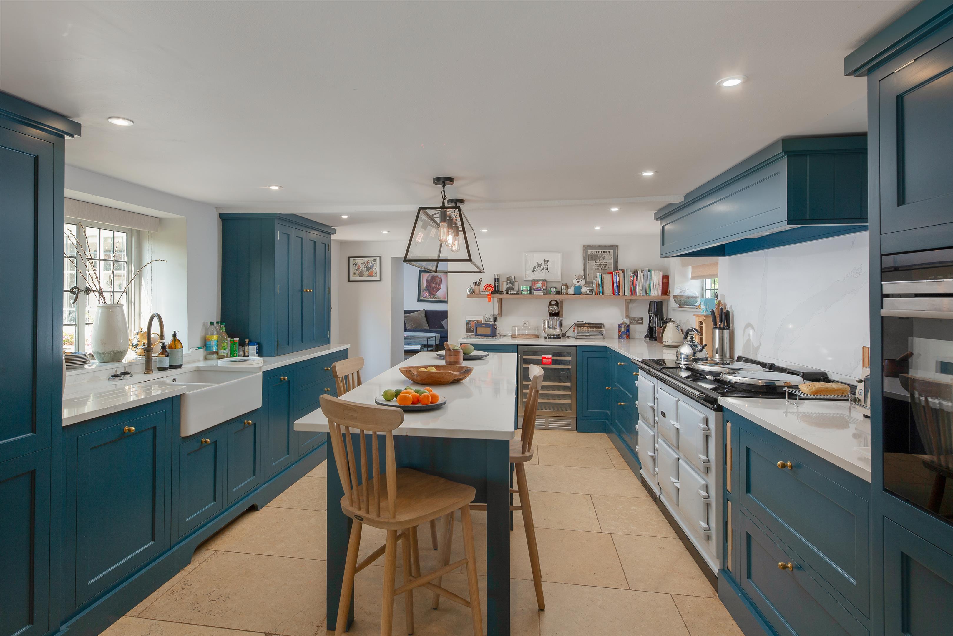 6 bedroom detached house for sale 0