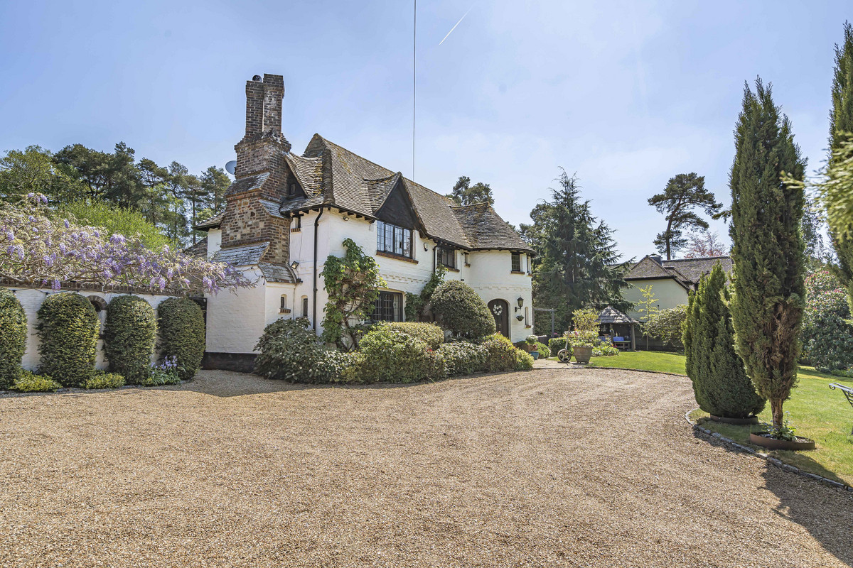 6 bedroom detached house for sale 0
