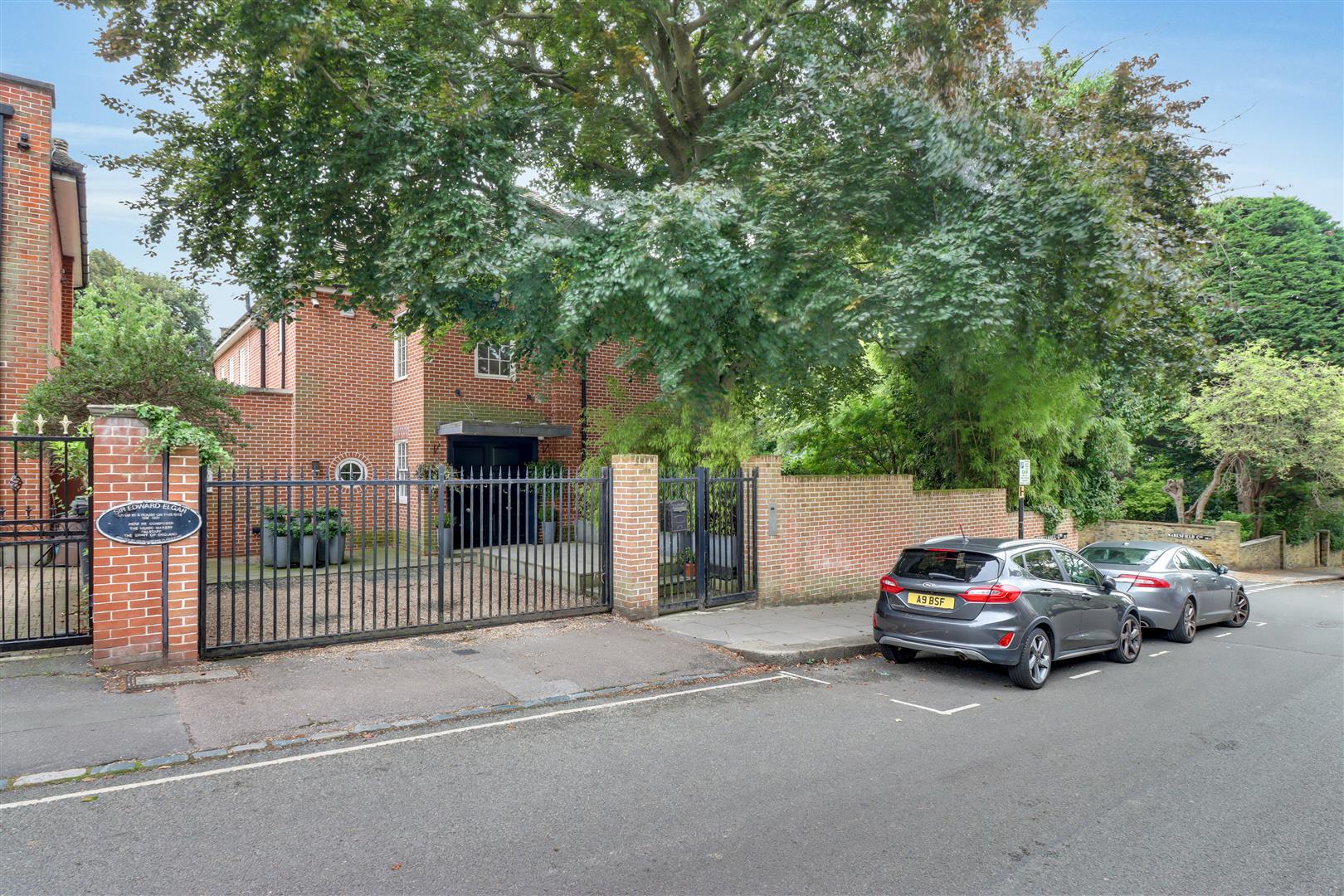 6 bedroom detached house for sale 0