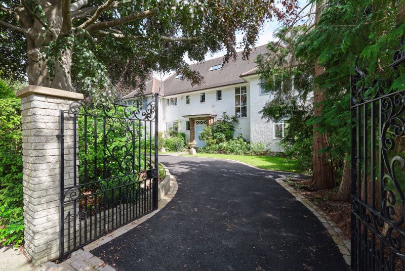 6 bedroom detached house for sale 0