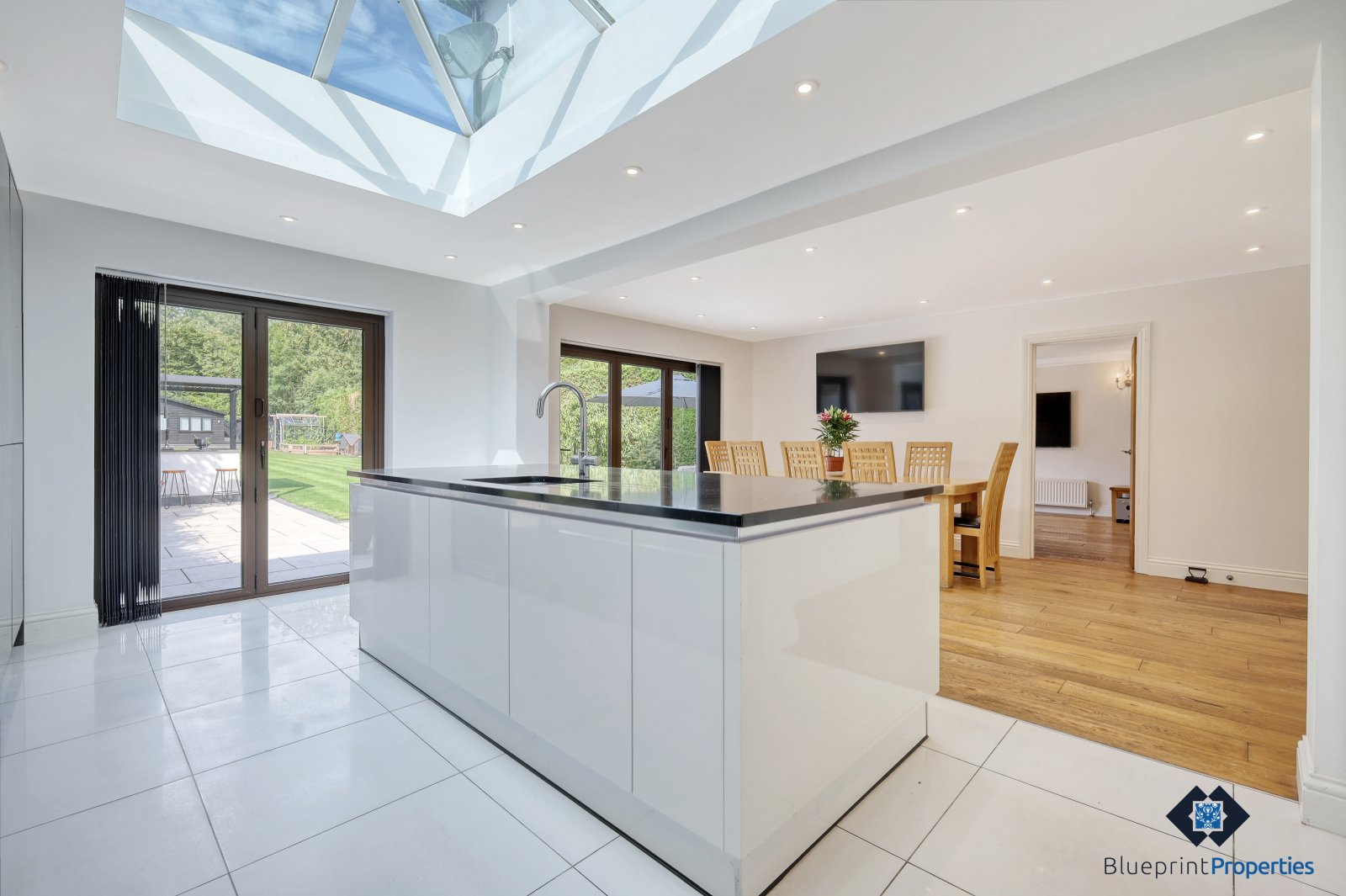 6 bedroom detached house for sale 0