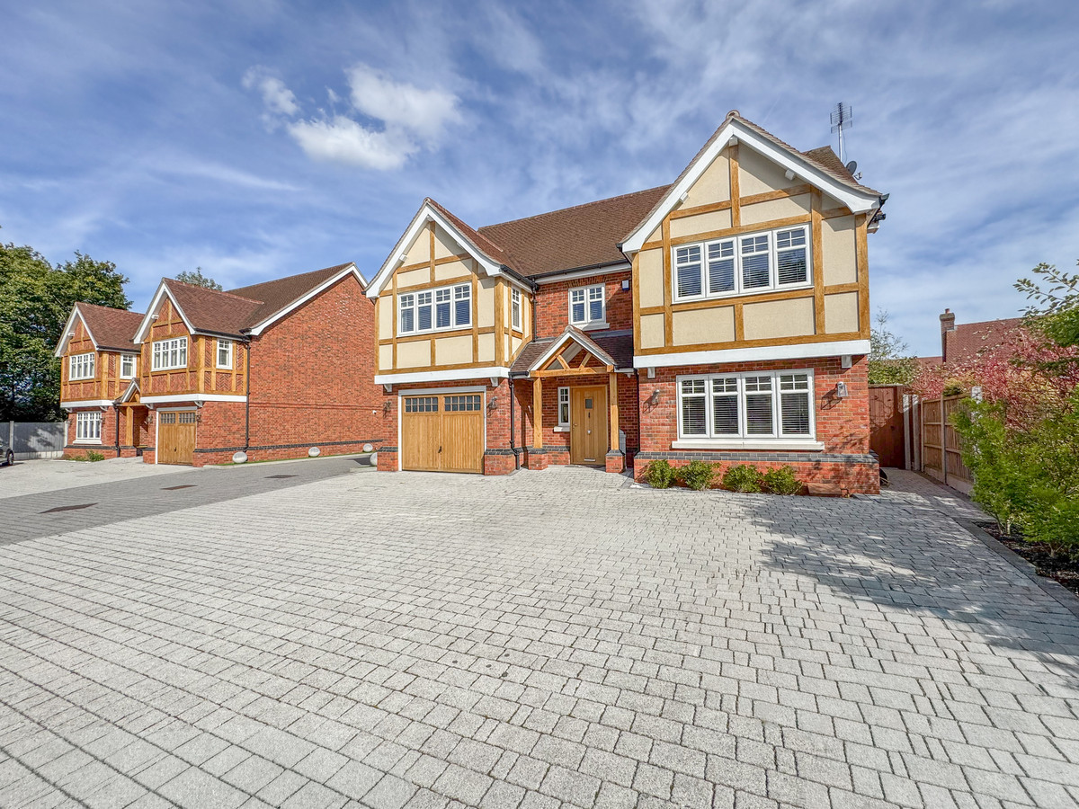 6 bedroom detached house for sale 0