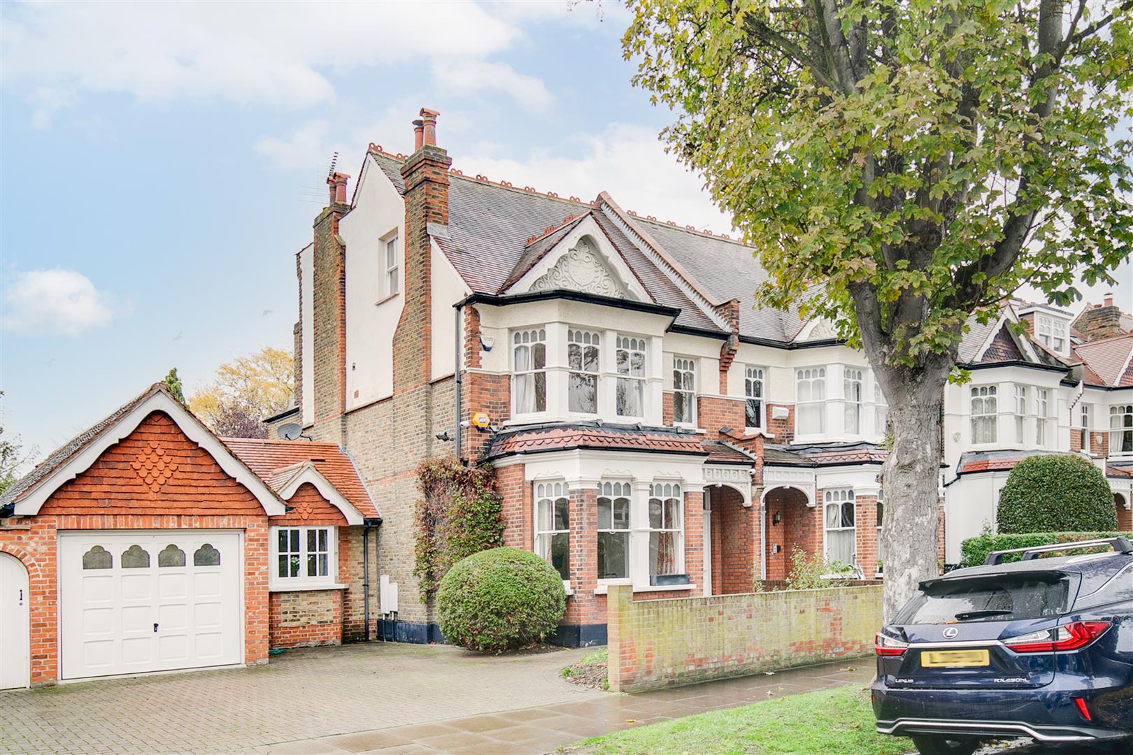 4 bedroom detached house for sale in Horsham