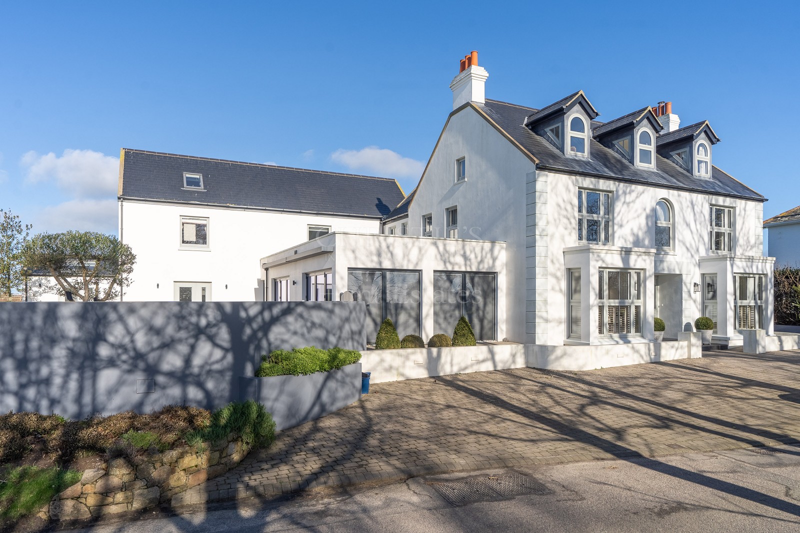 5 bedroom detached house for sale 0