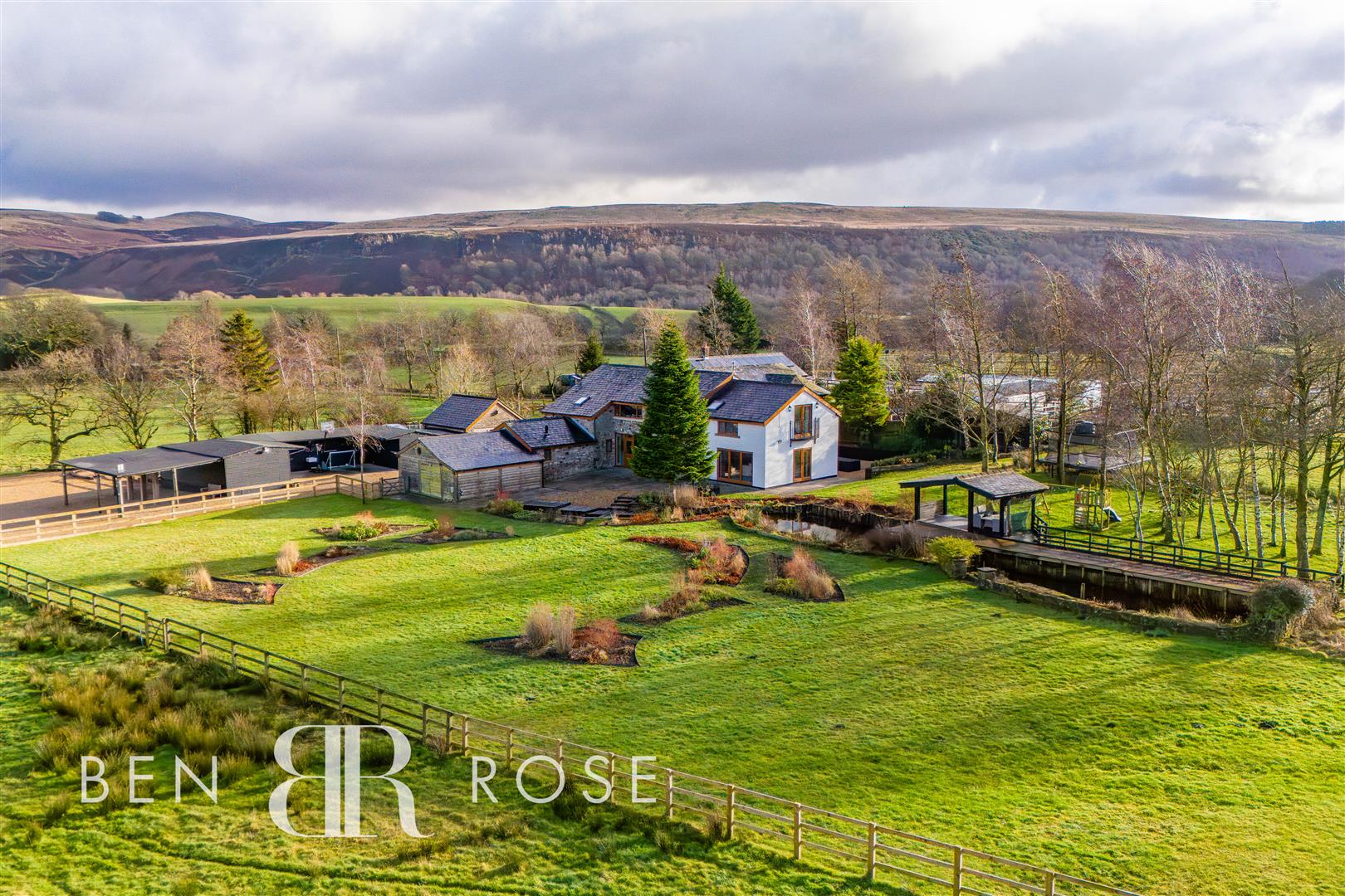 6 bedroom detached house for sale 0