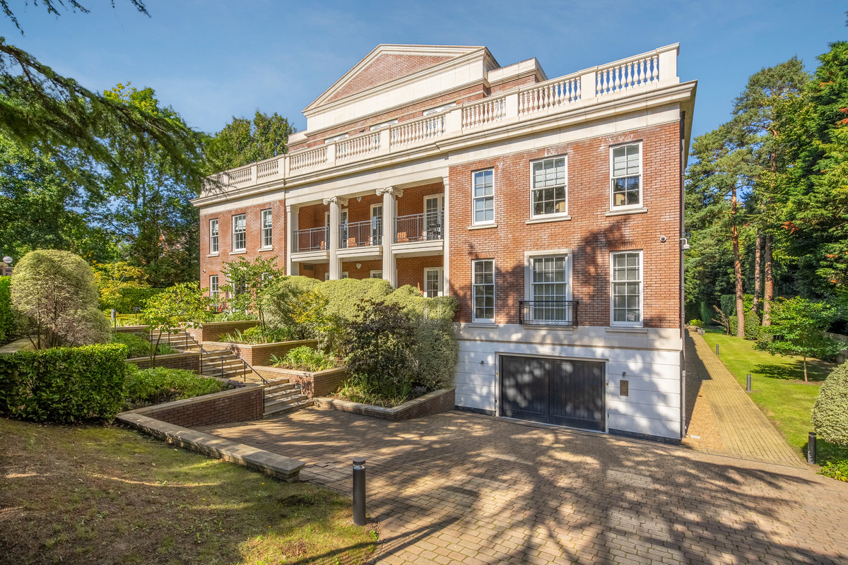 3 bedroom flat for sale 0