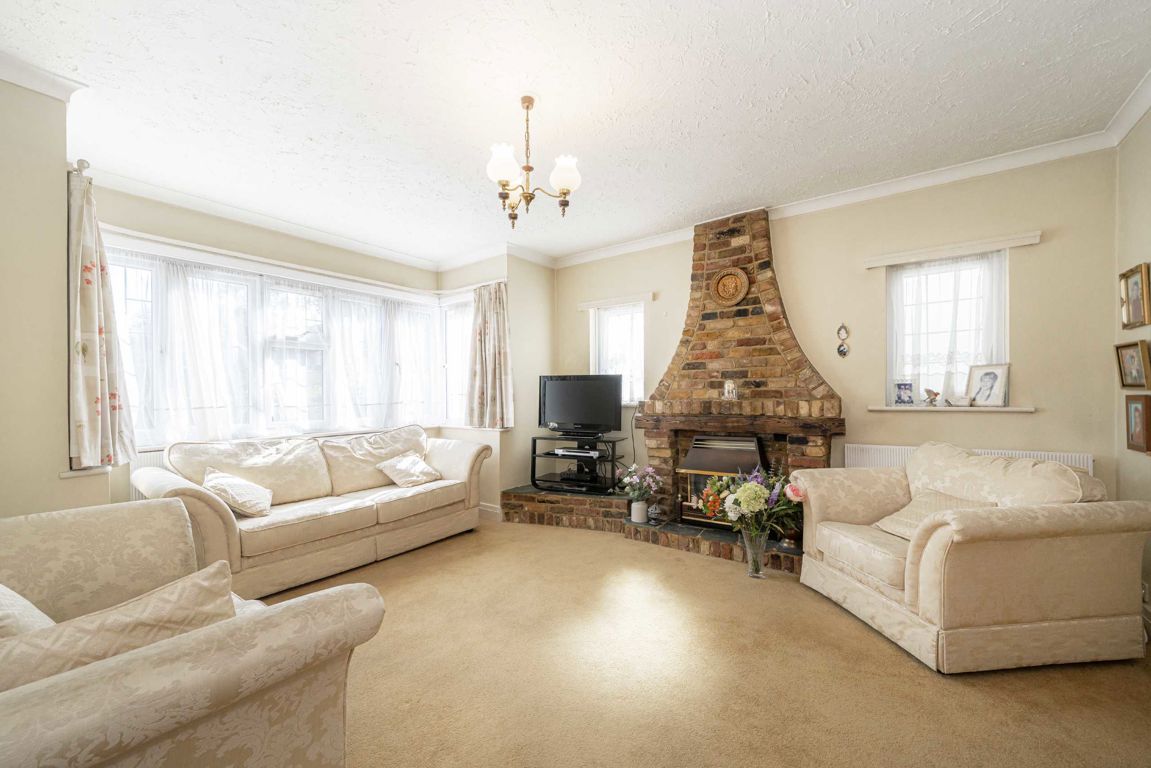 6 bedroom detached house for sale 0