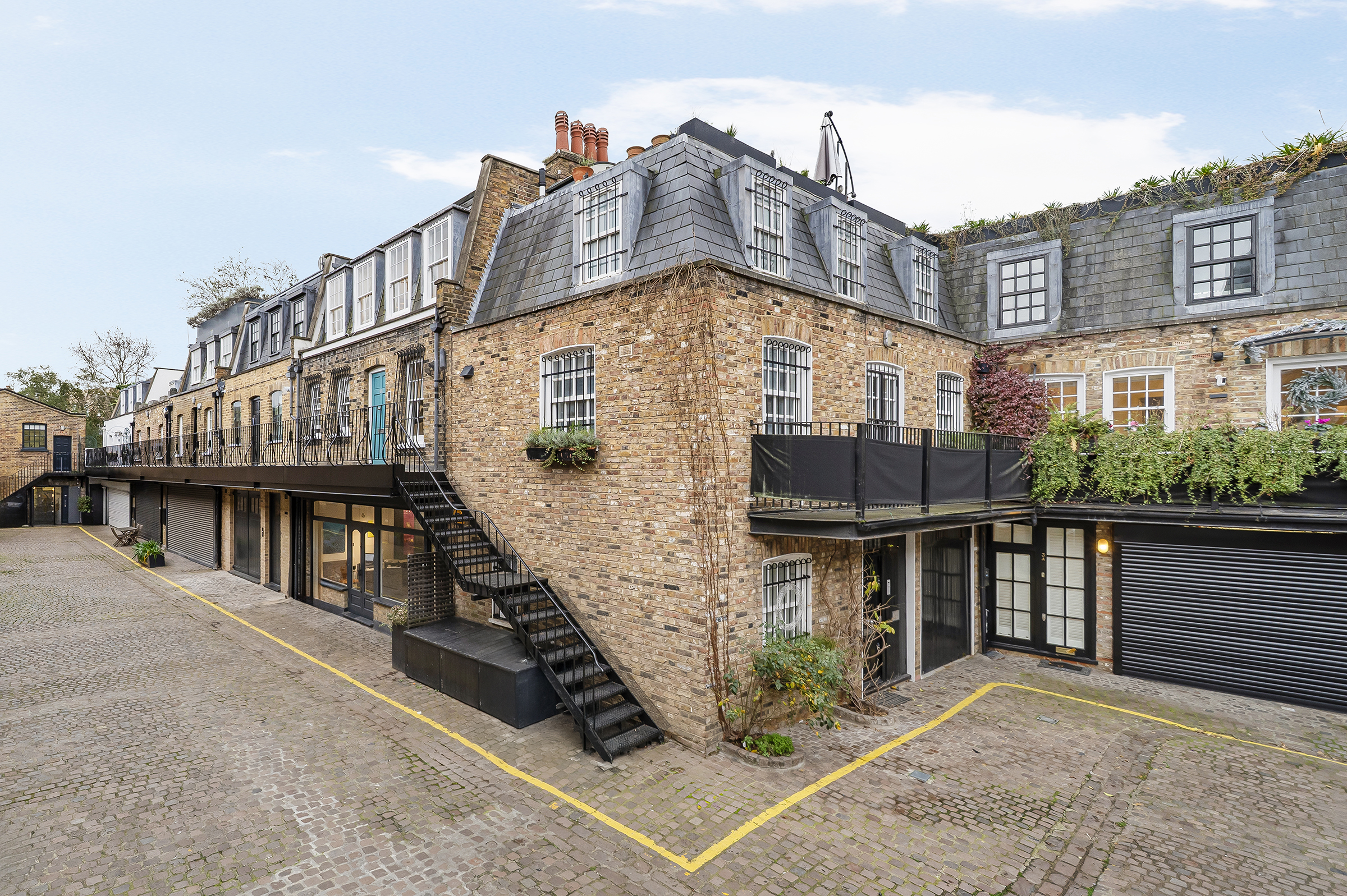 3 bedroom mews house for sale 0
