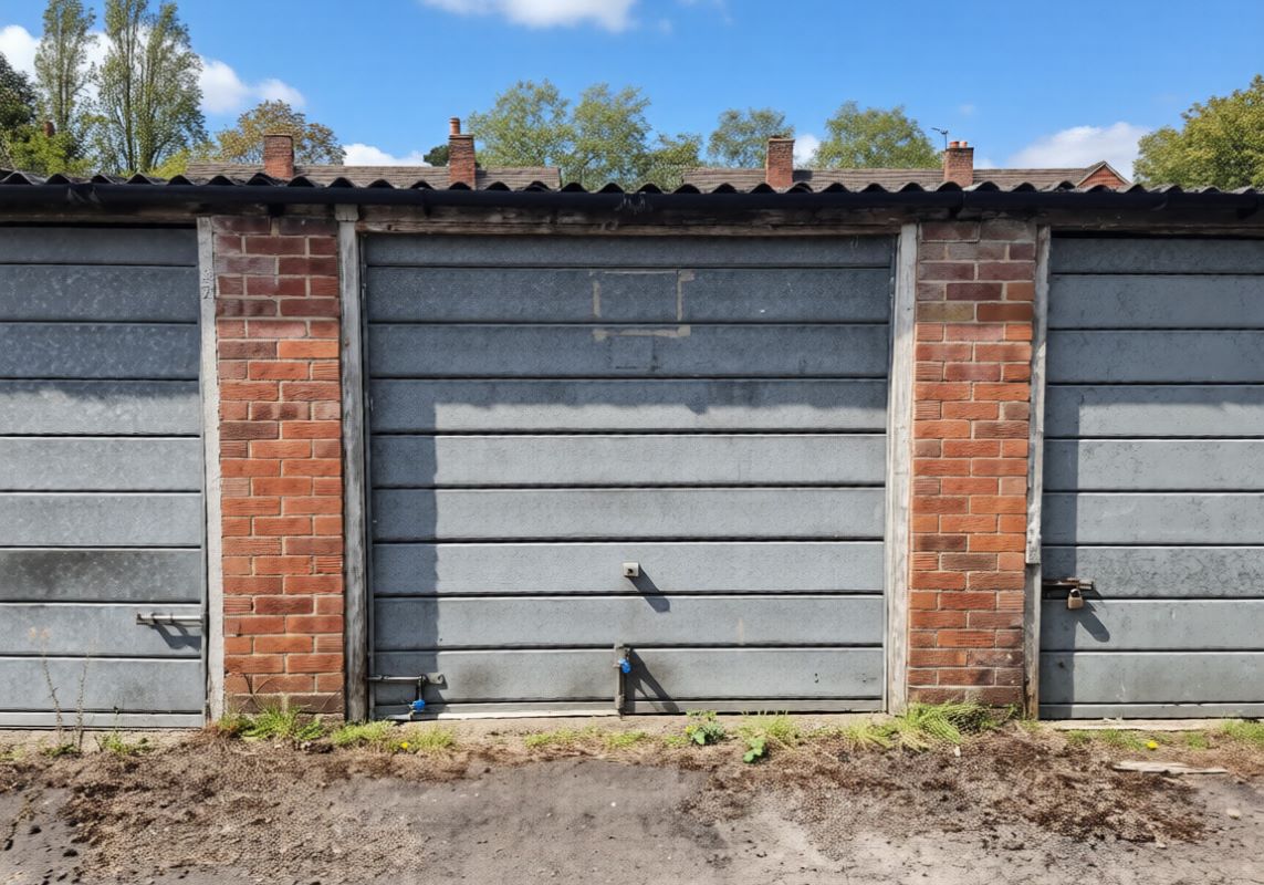 Garage 33, Hartshill Road, Tadley photo 2