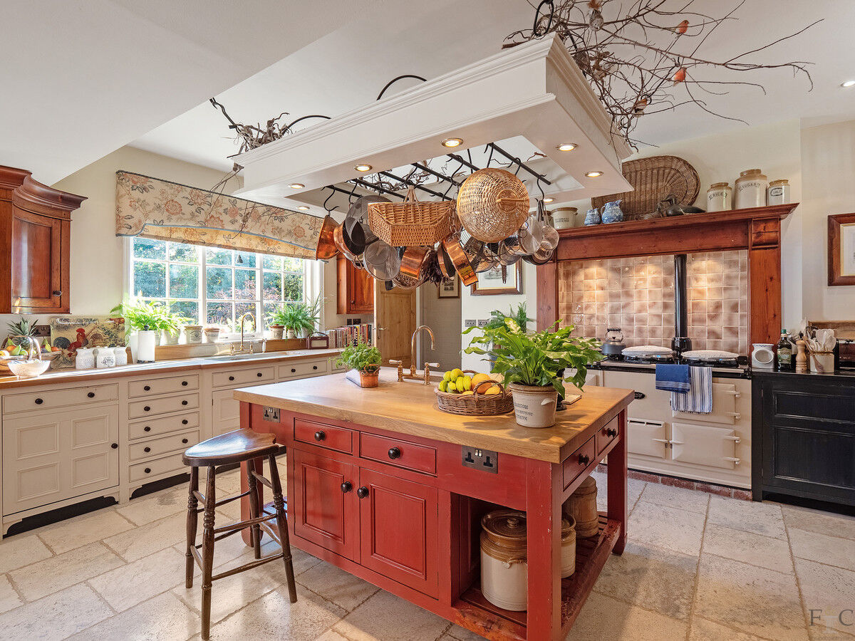 5 bedroom detached house for sale in Billingshurst