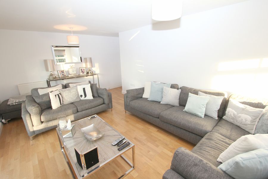 2 Bedrooms Flat to rent in Cranwells Lane, Farnham Common, Slough SL2