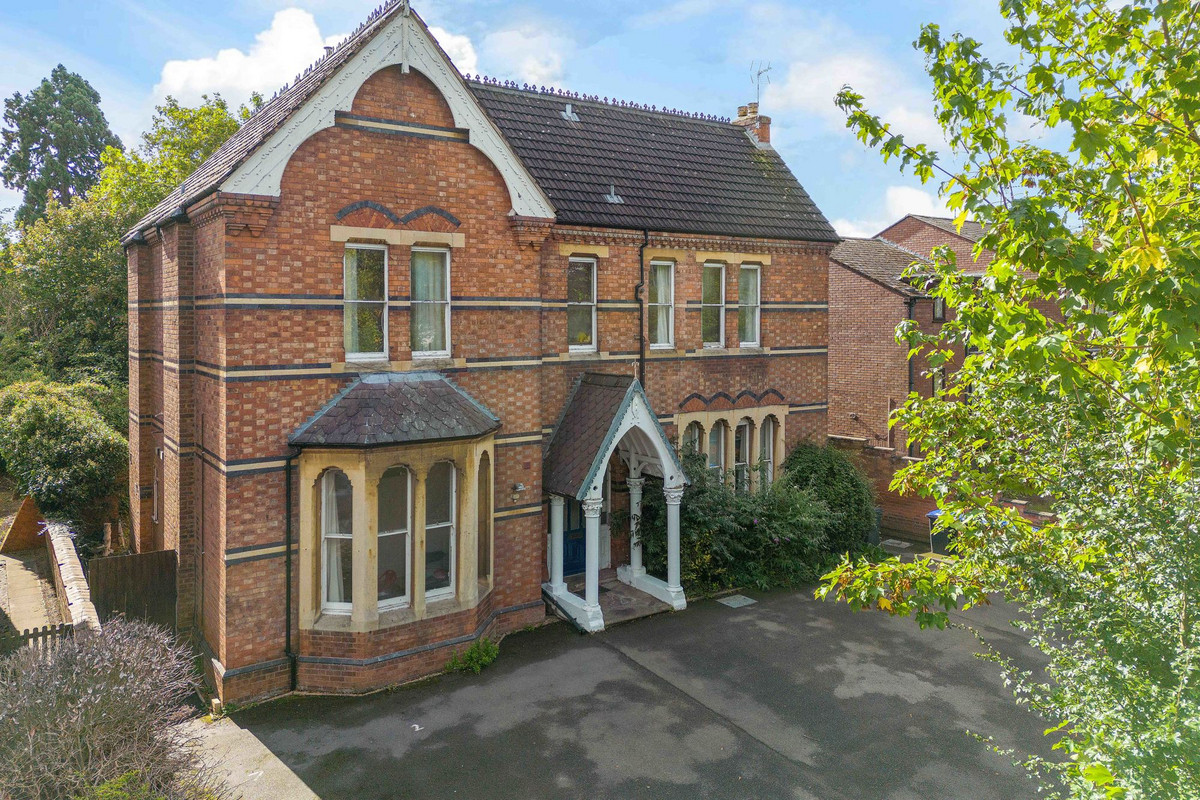 8 bedroom detached house for sale 0