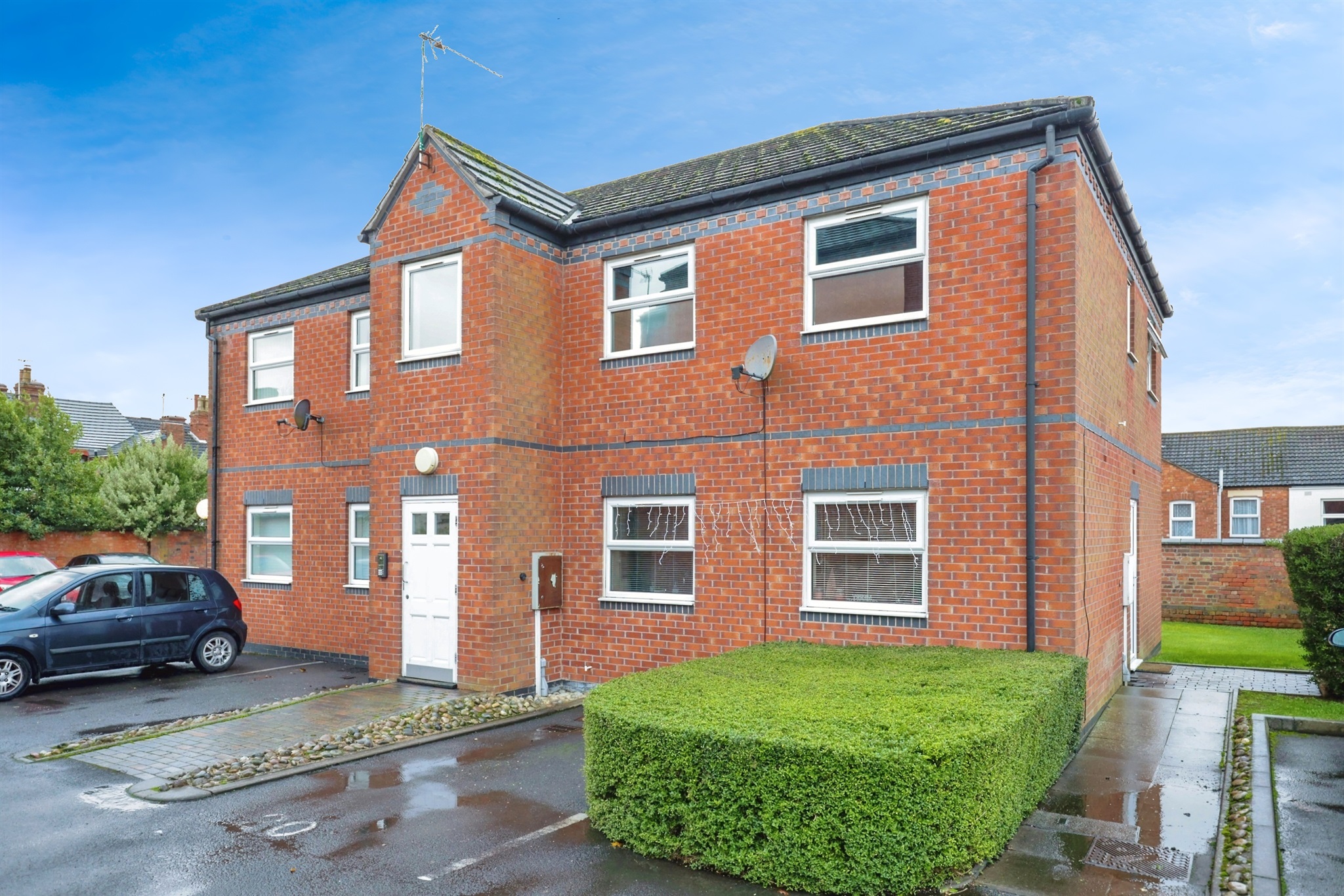 2-bed flat on 20, Harvon Garth, Cambridge Street, Rugby, £128,000