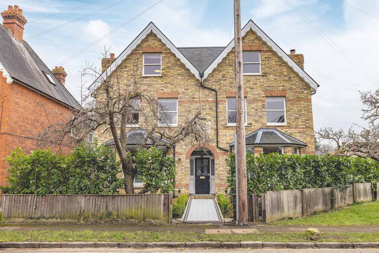 6 bedroom detached house for sale 0
