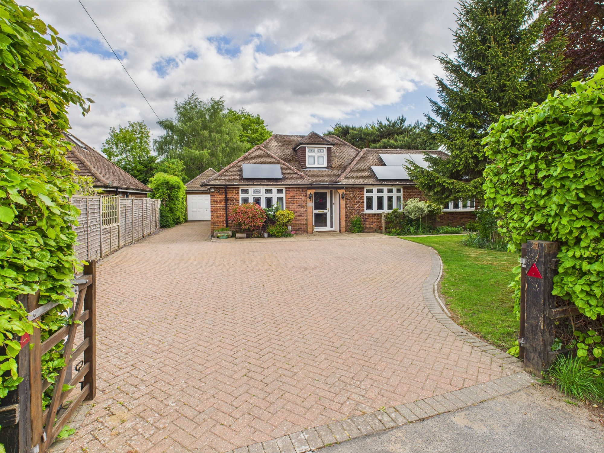 4 bedroom detached bungalow for sale 0