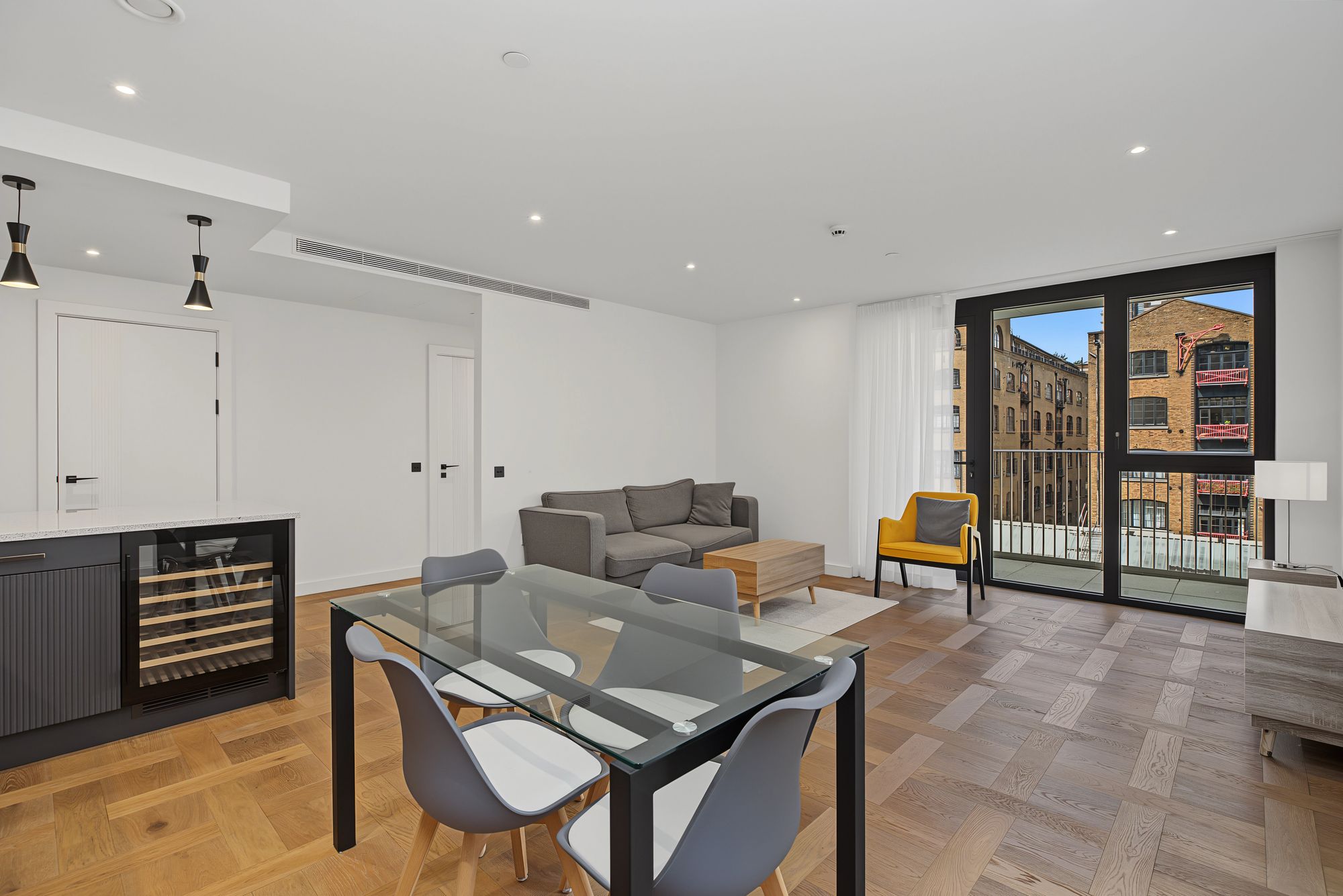Apt 302, 2 Merino Gardens, London photo 4