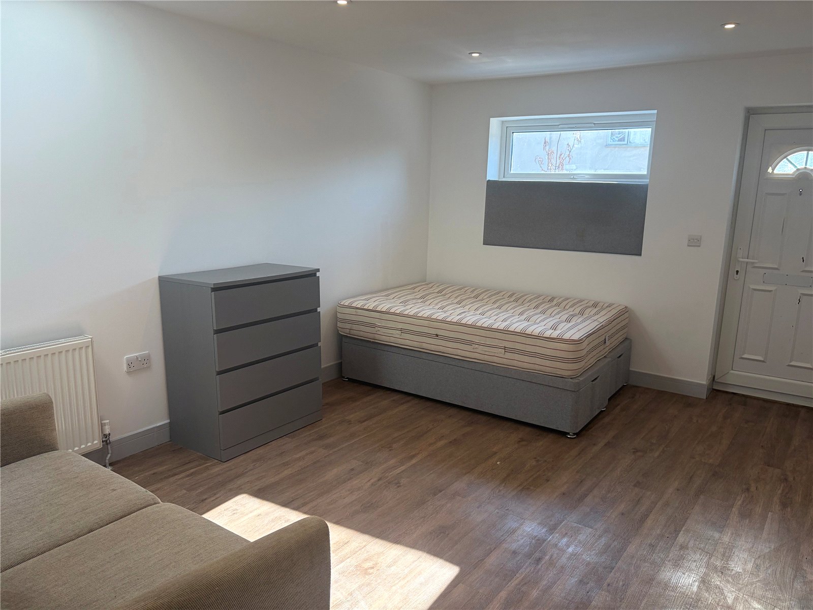 Flat 1, 66, High Street, Surrey photo 5