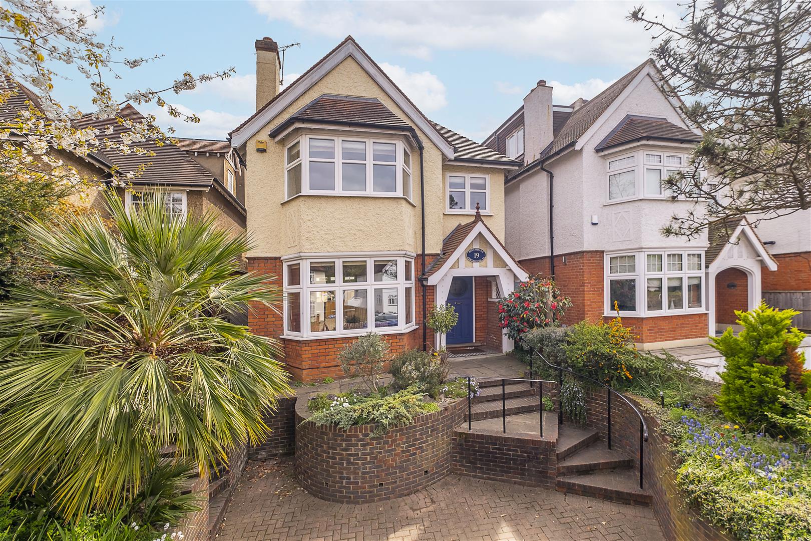 6 bedroom detached house for sale 0
