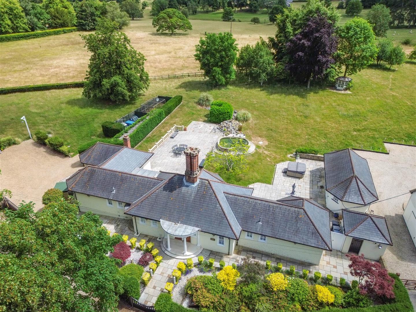 4 bedroom detached house for sale 0