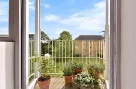 24, Sumner Court, Farnham photo 5