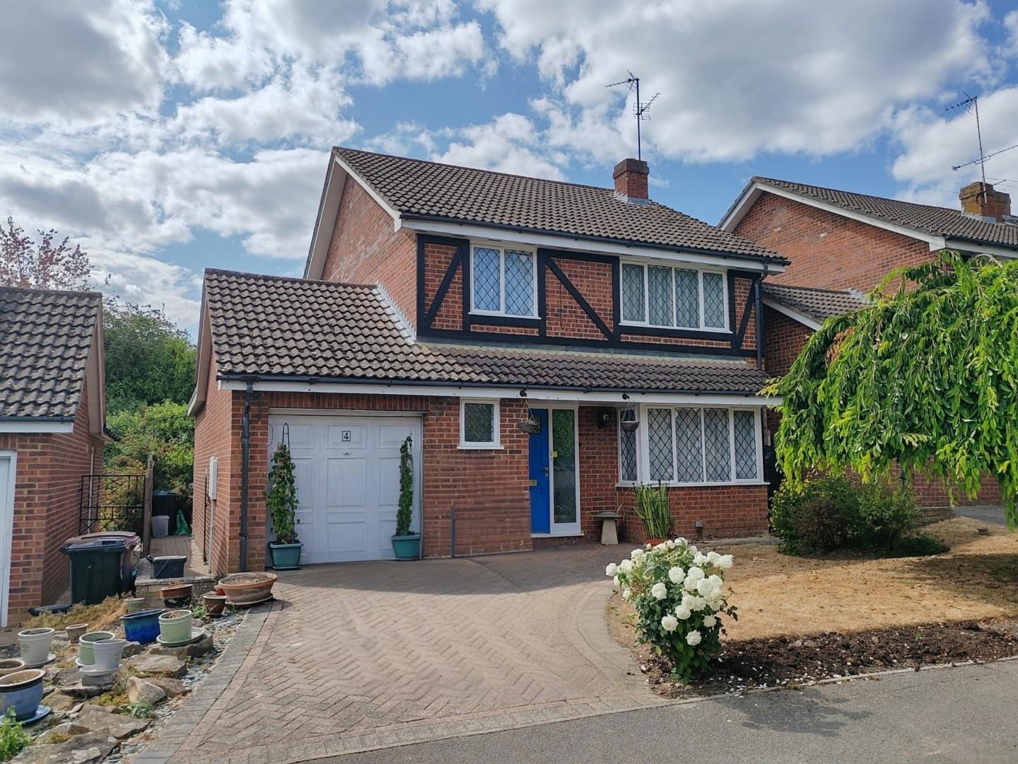 4, Cherry Tree Grove, Wokingham photo 2