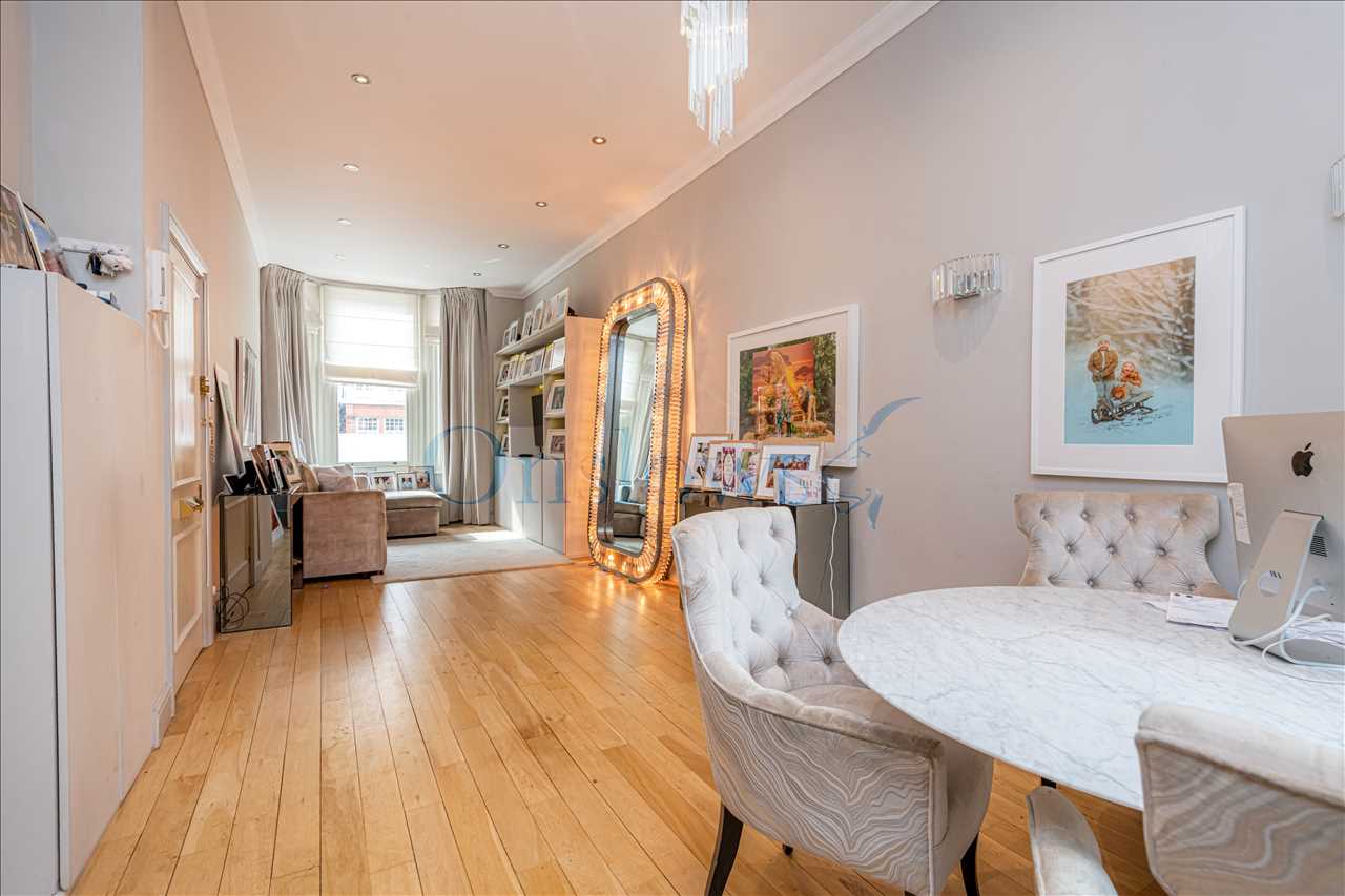 3 bedroom flat for sale in London