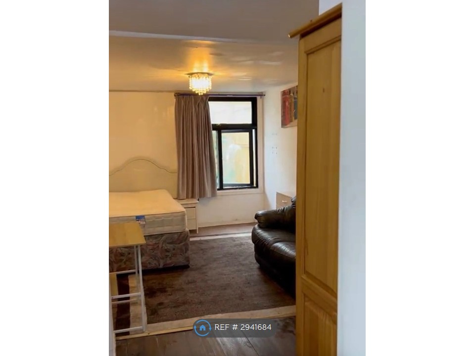 One Spacious EnSuite Bedroom, Moy Road, Cardiff photo 5