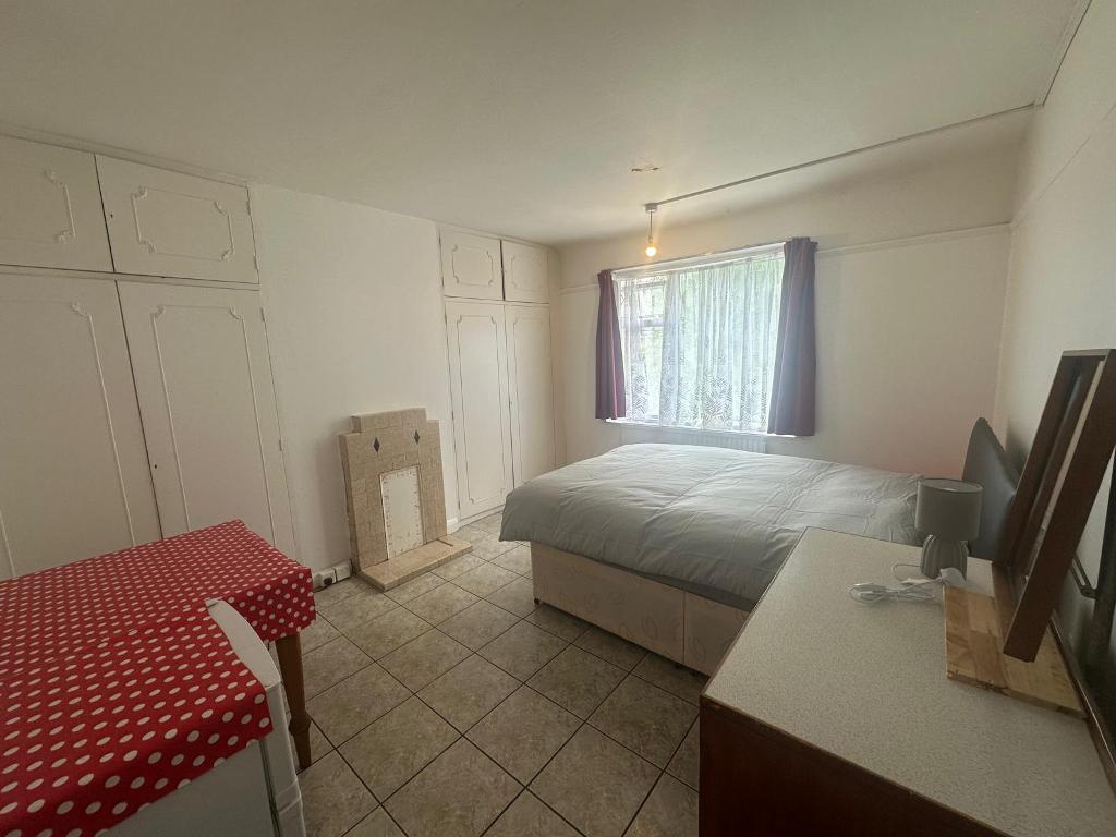 27, Hoylake Road, London photo 4