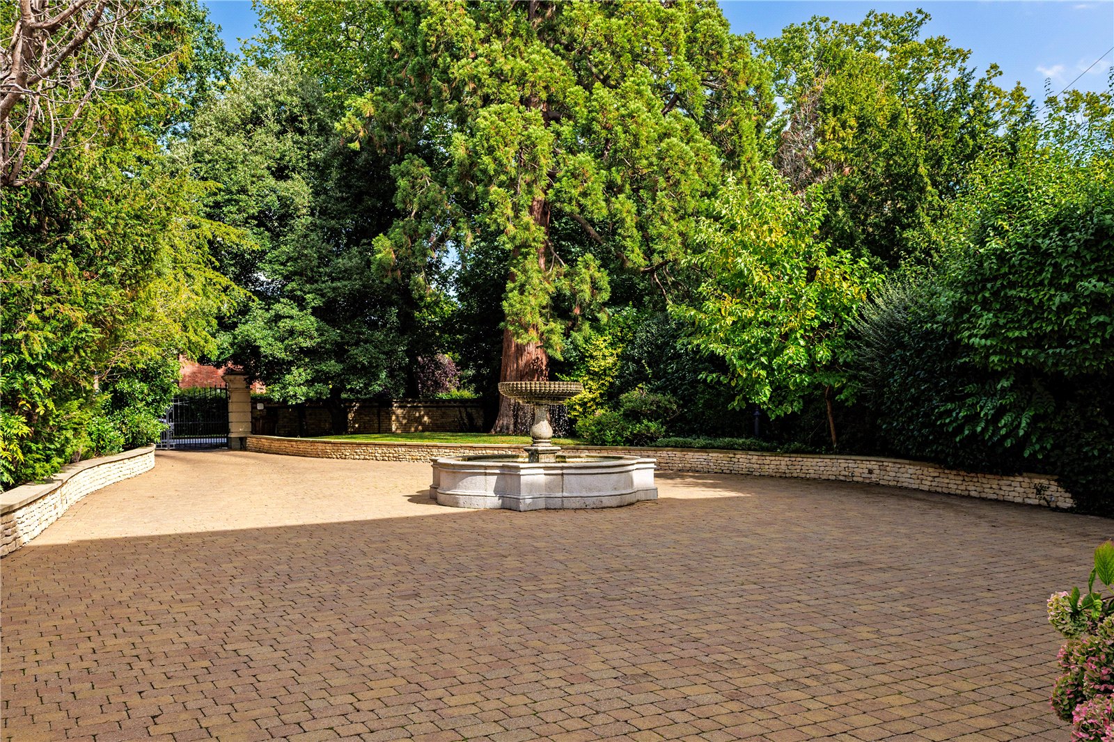 5 bedroom detached house for sale 0