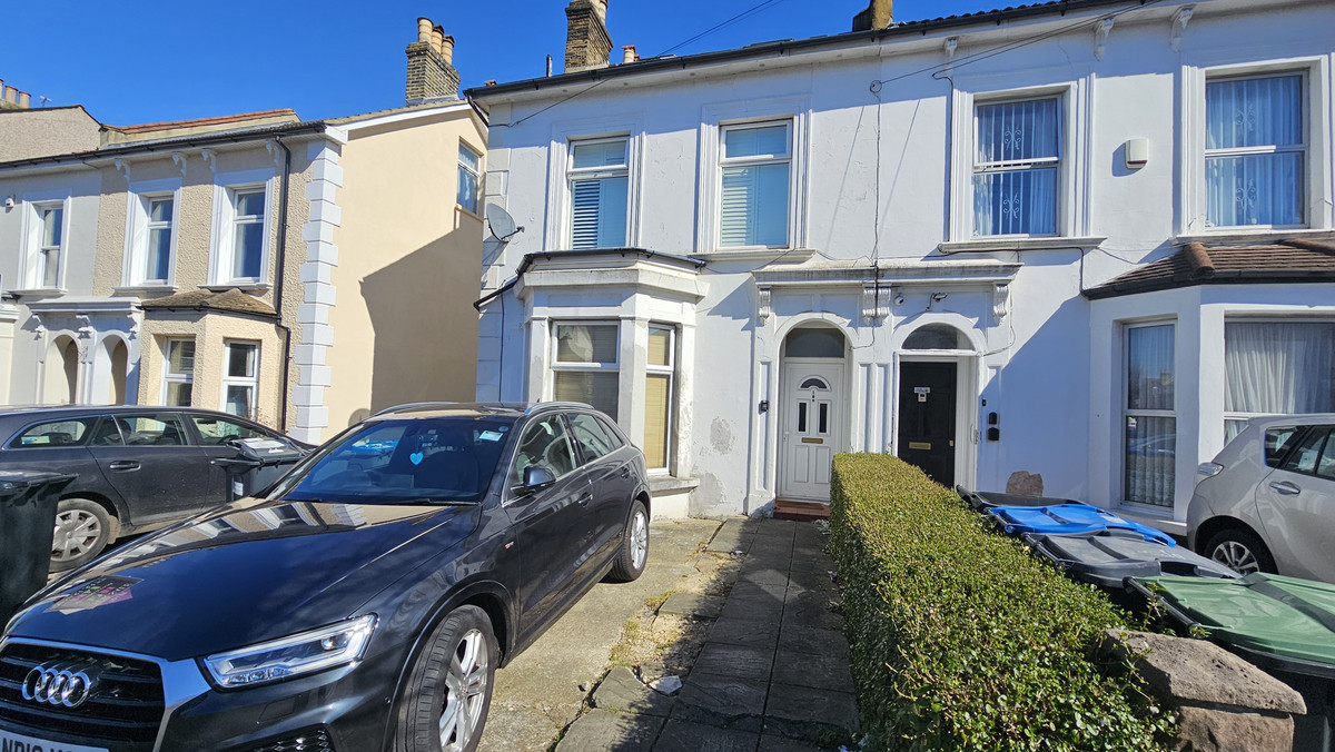 2-bed flat on Flat B, 109, Birchanger Road, London, £240,000