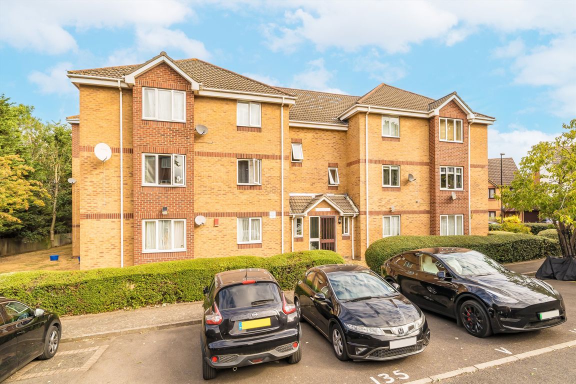 131, Franklin Way, Croydon photo 3