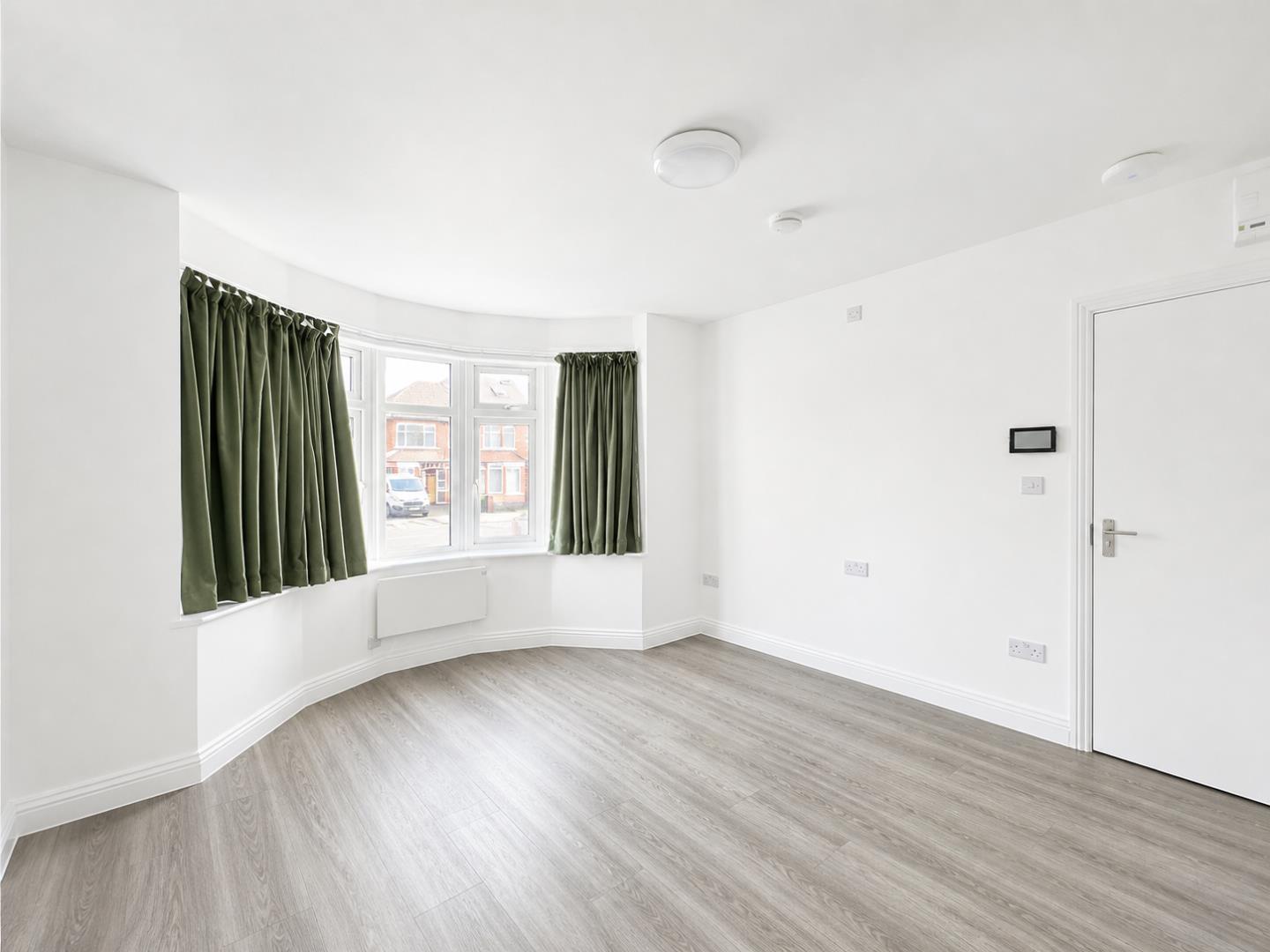 Studio flat on Studio 2, 51, Stag Lane, Edgware, £1,150/mo