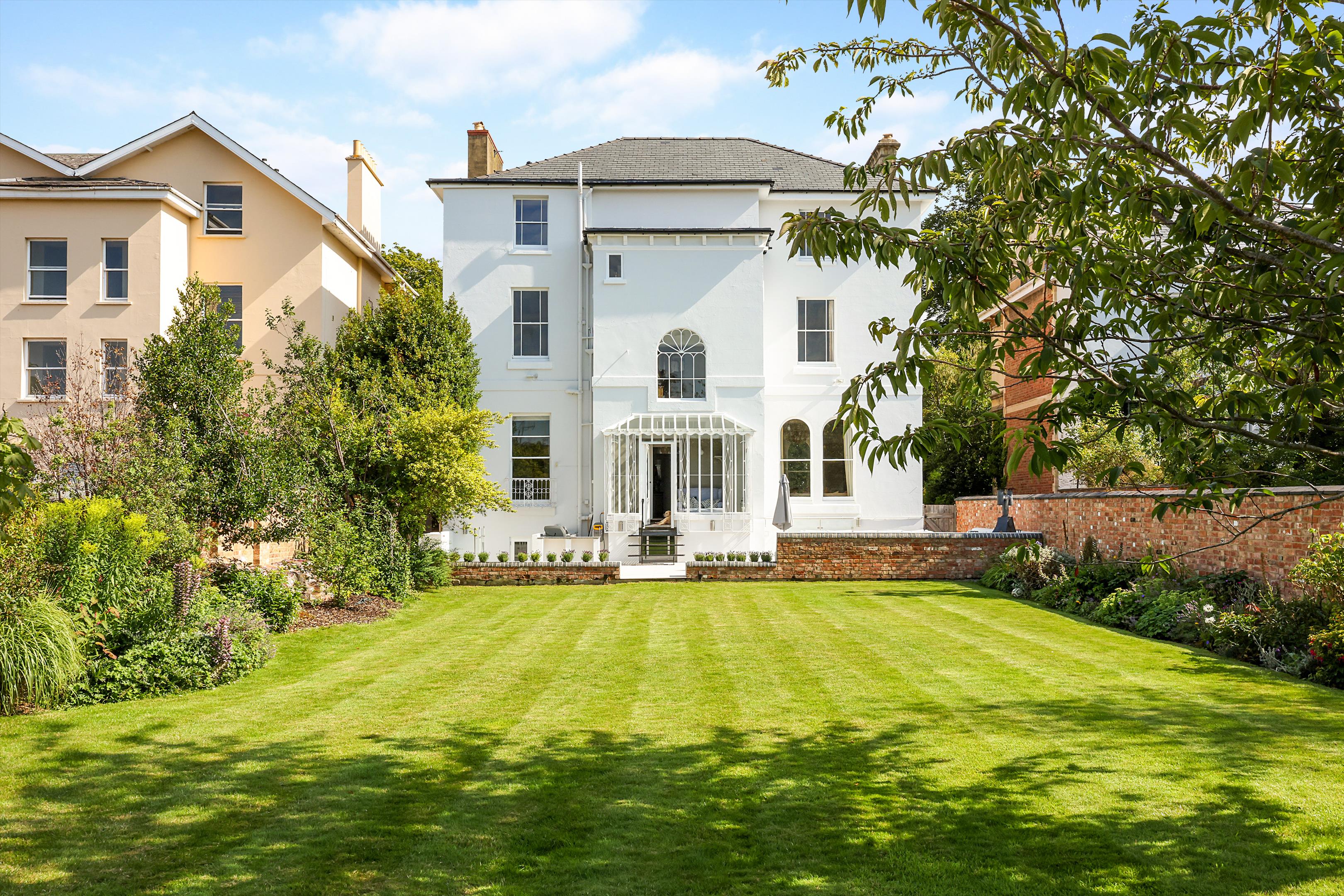 9 bedroom detached house for sale 0