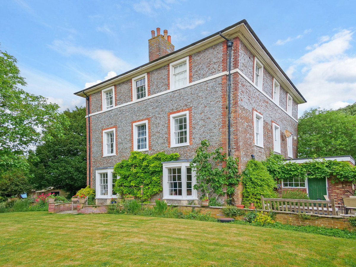 8 bedroom country house for sale 0